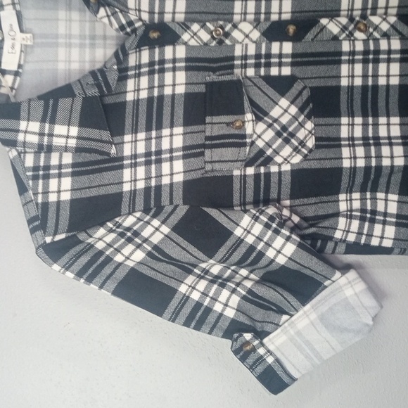 Eden & Olivia Women's plaid Button-Down Shirt Size Medium - Picture 3 of 9